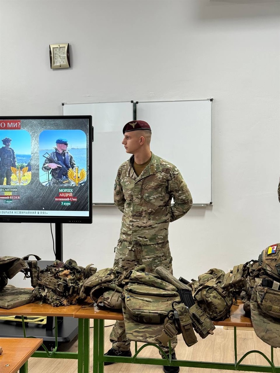 У Сарнах курсанти військової академії провели зустріч зі школярами