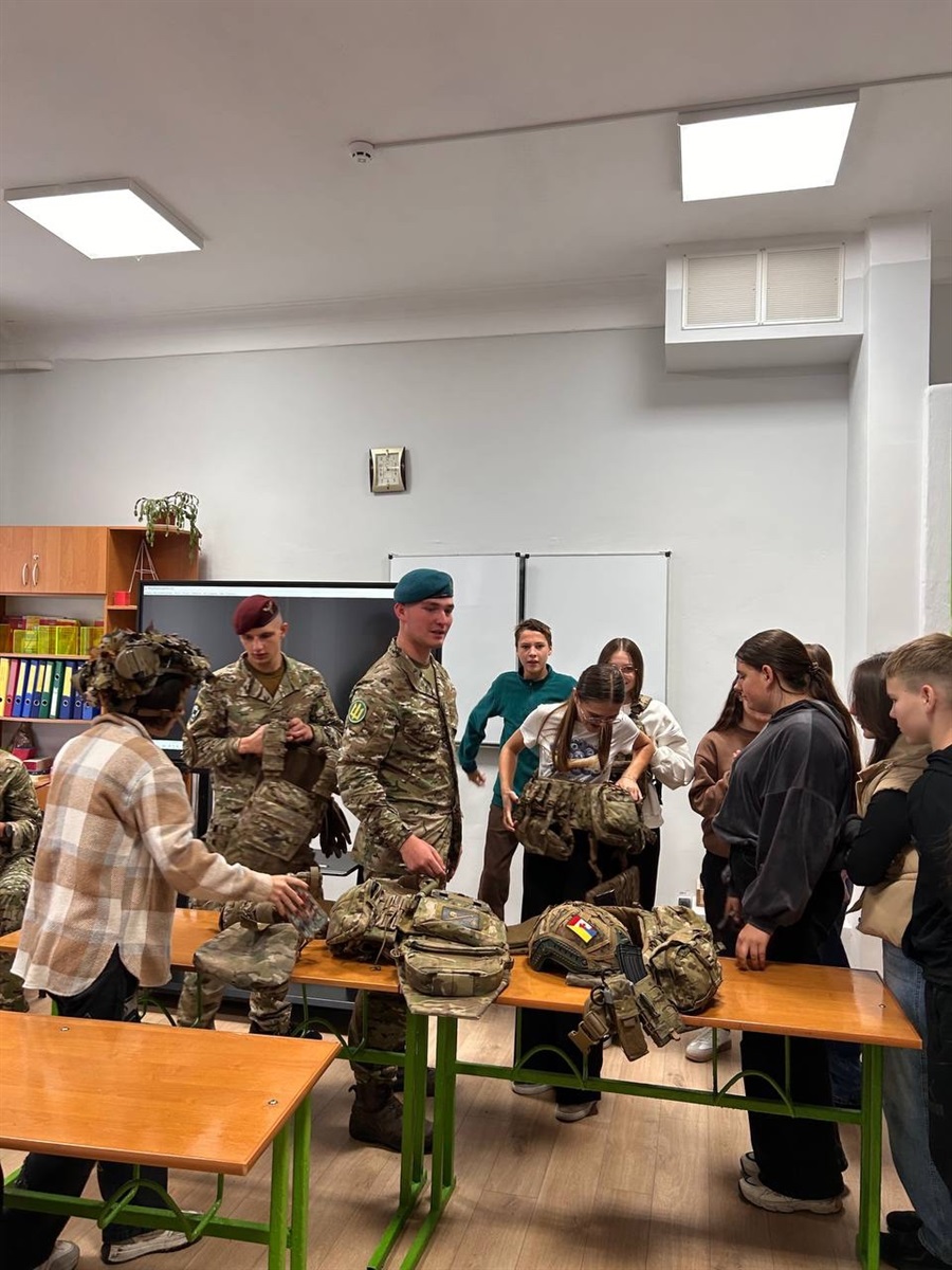 У Сарнах курсанти військової академії провели зустріч зі школярами