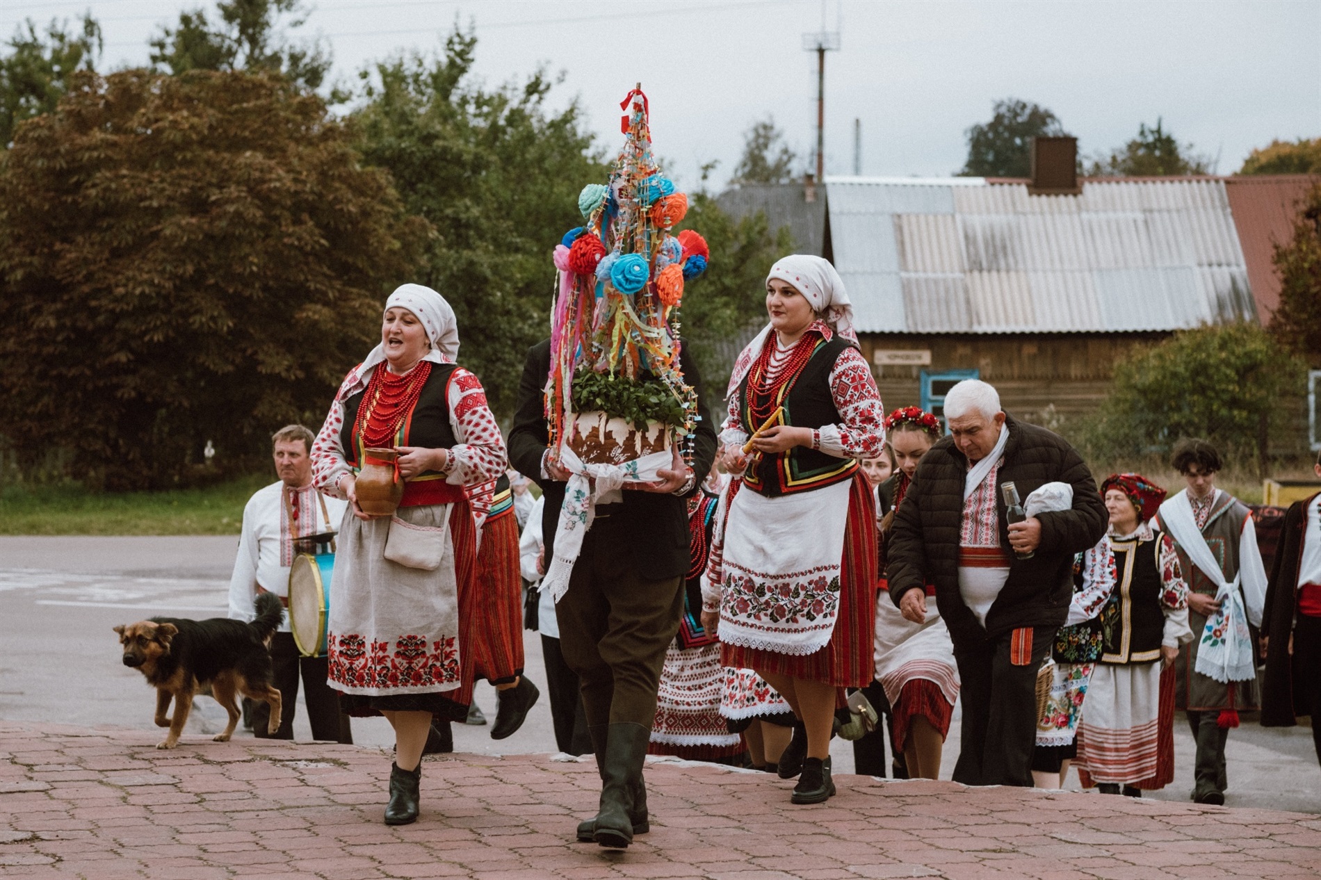 «Осінь весільна»: у Сарнах відтворили обрядове поліське весілля