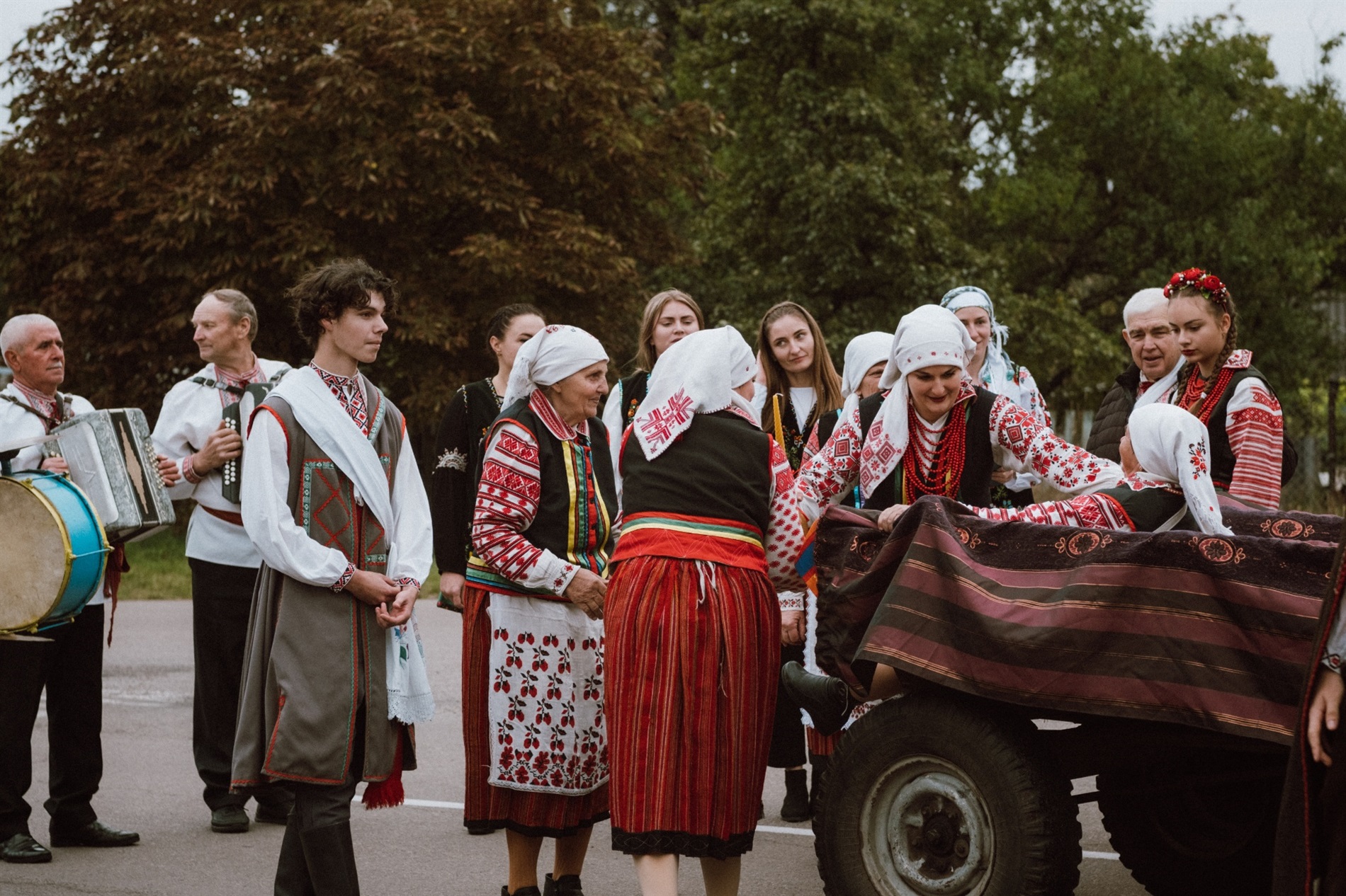 «Осінь весільна»: у Сарнах відтворили обрядове поліське весілля