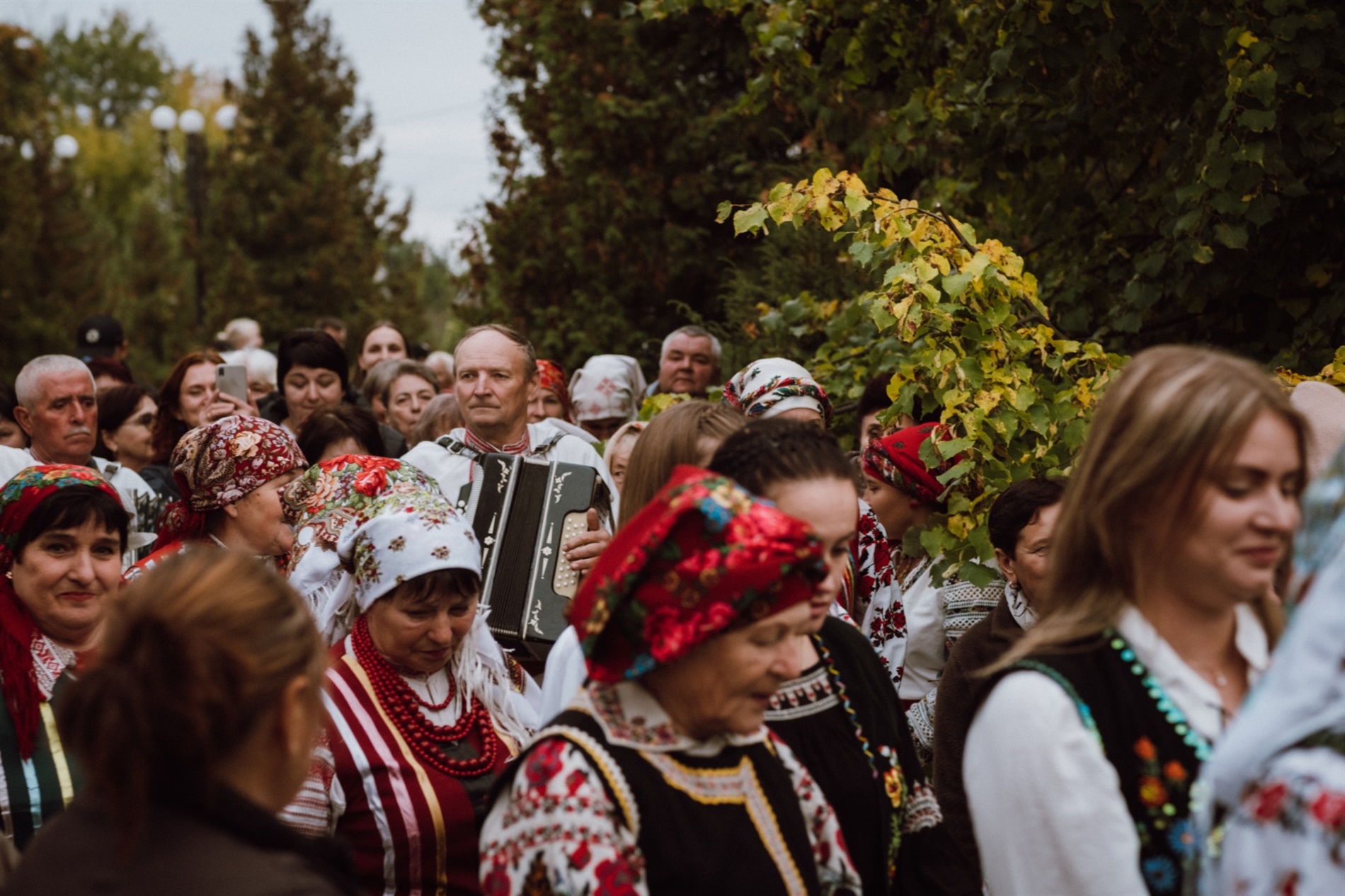 «Осінь весільна»: у Сарнах відтворили обрядове поліське весілля