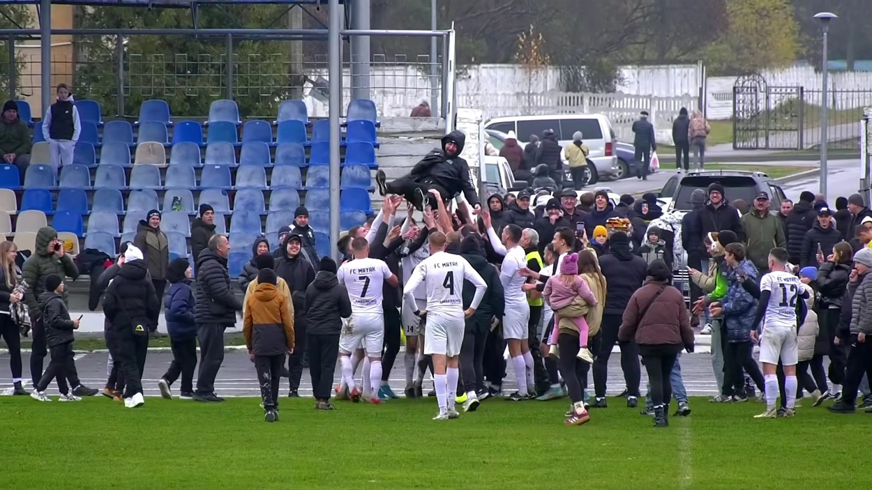 Гравці «Маяка» святкують перемогу.