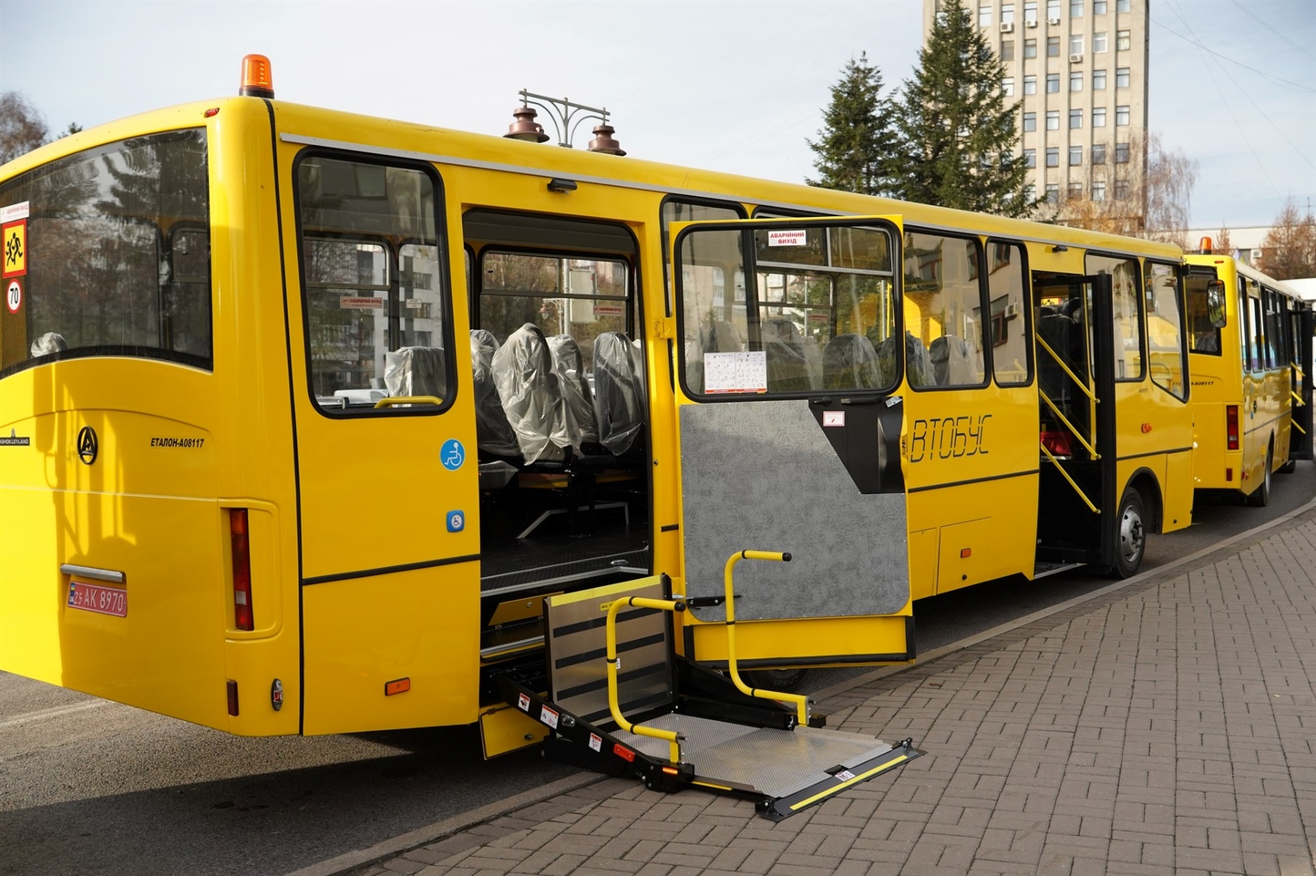Немовицька громада отримала новий шкільний автобус