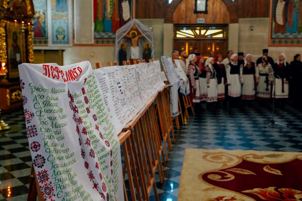 Рушники надії у Свято-Воскресенському соборі Рівного.