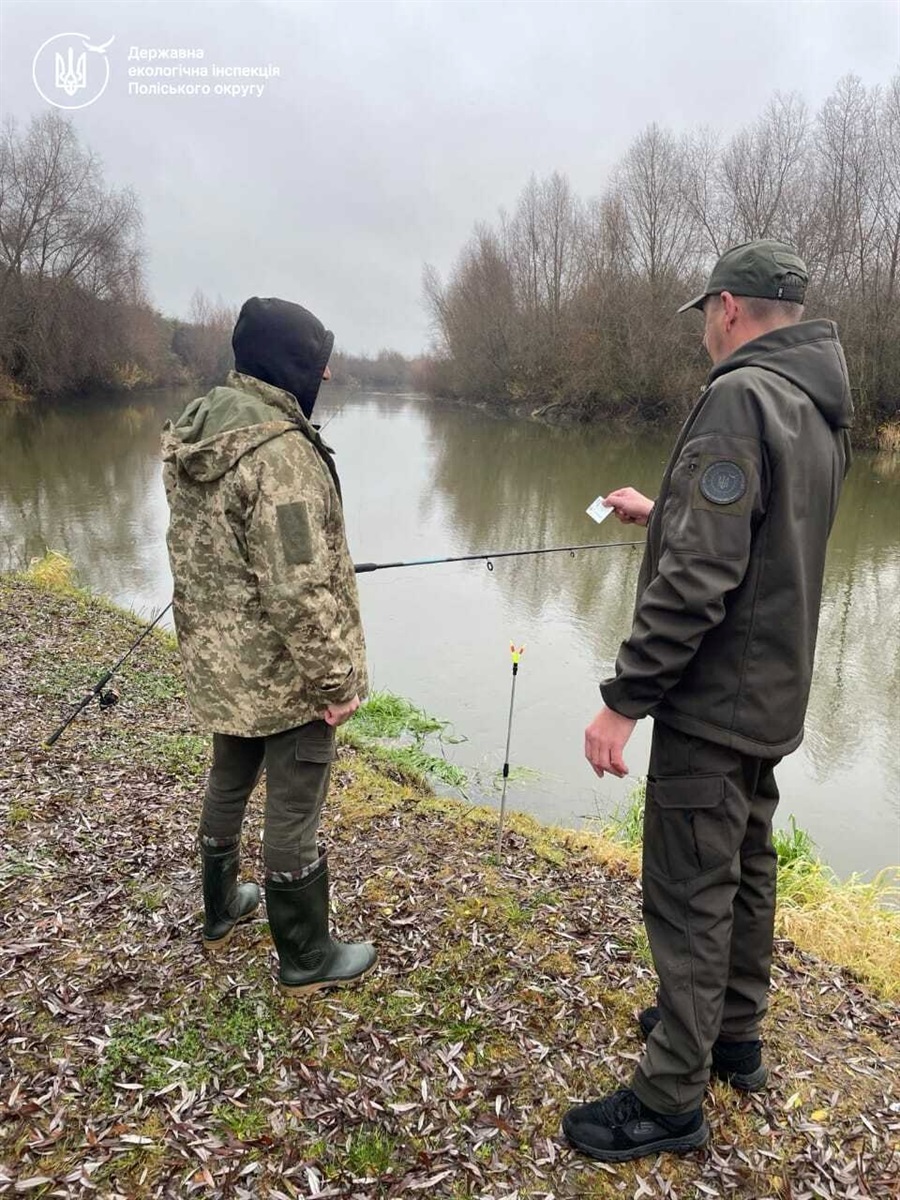 Сміття, зрізані дерева та рибальські гачки: екоінспекція перевірила Сарненщину