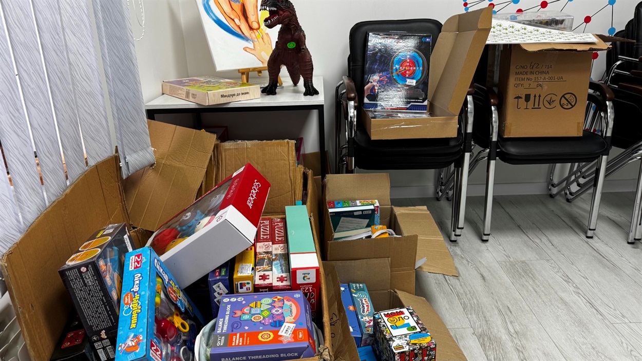 Частина ігор і приладдя, яке вже закупили для сімейного простору.