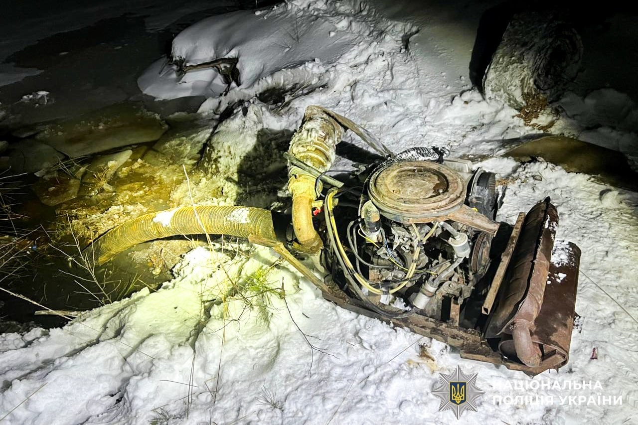 У Сарненському районі на видобутку бурштину викрили трьох чоловіків — авто й мотопомпу вилучили