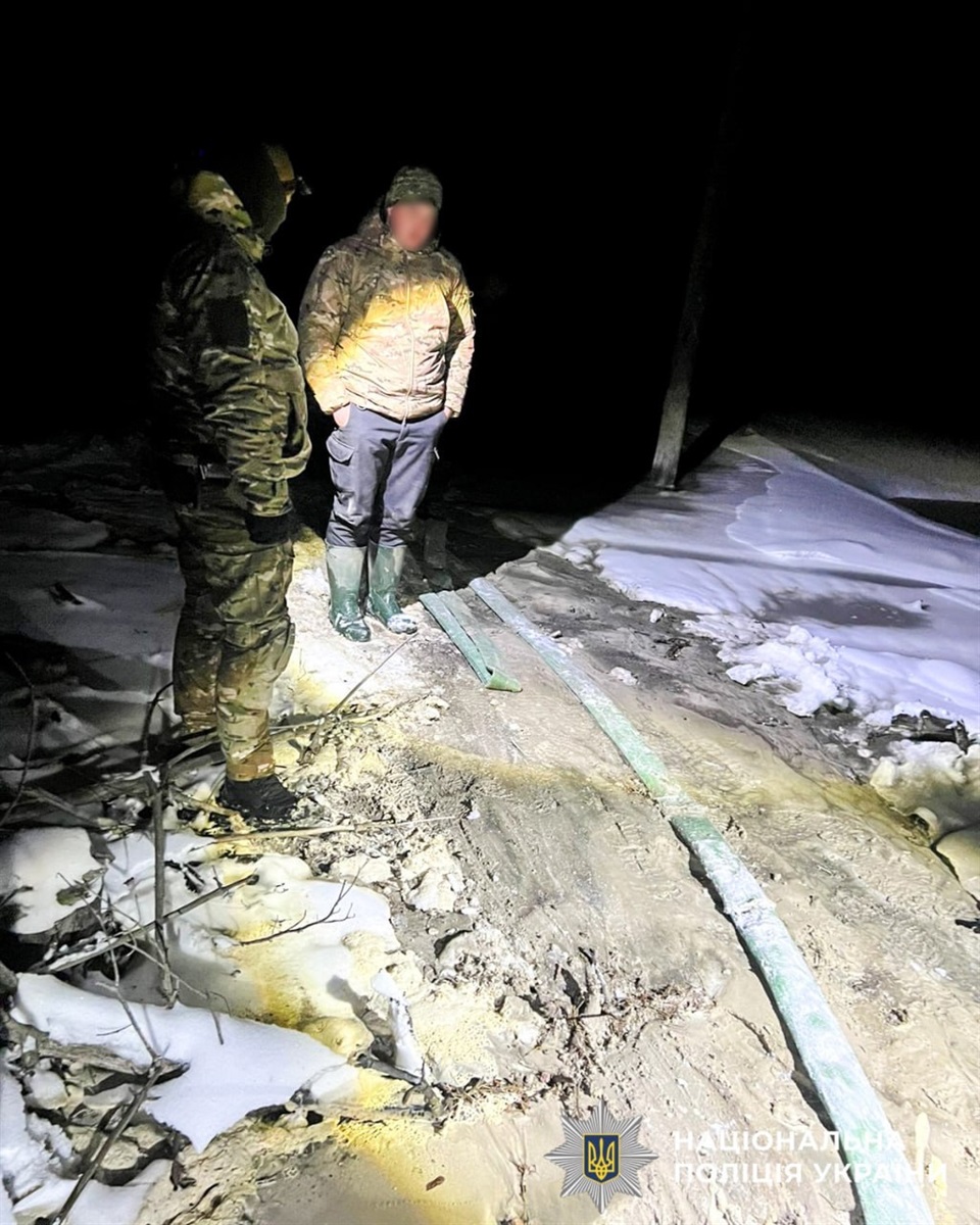 У Сарненському районі на видобутку бурштину викрили трьох чоловіків — авто й мотопомпу вилучили