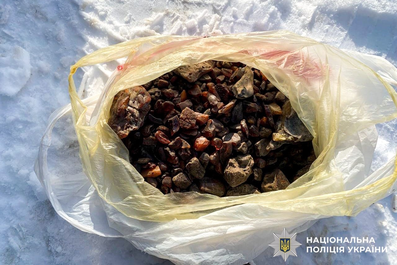 У Сарненському районі на видобутку бурштину викрили трьох чоловіків — авто й мотопомпу вилучили