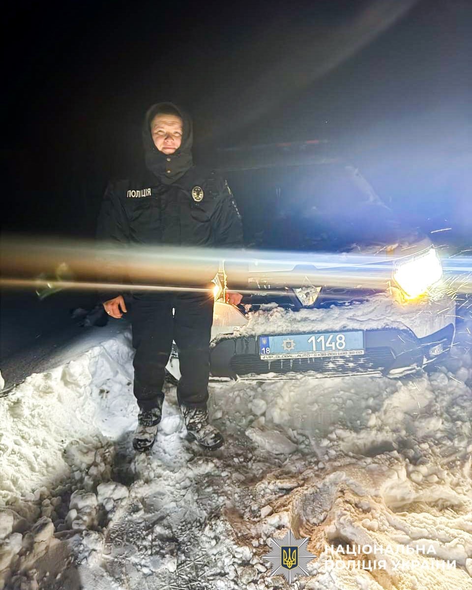 Поліцейський із Дубровиччини врятував 85-річну жінку зі снігового замету