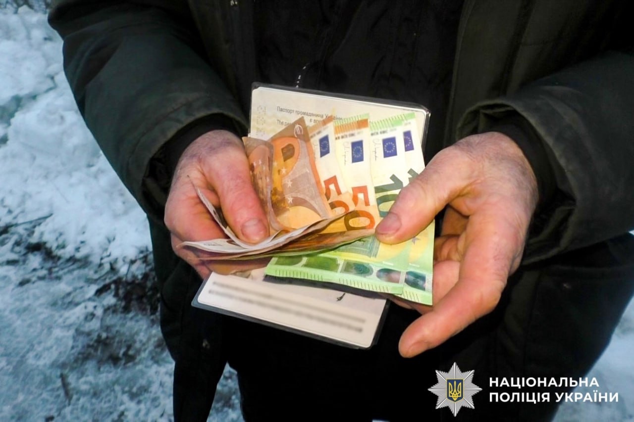 Житель Сарн намагався переправити за кордон вісьмох чоловіків