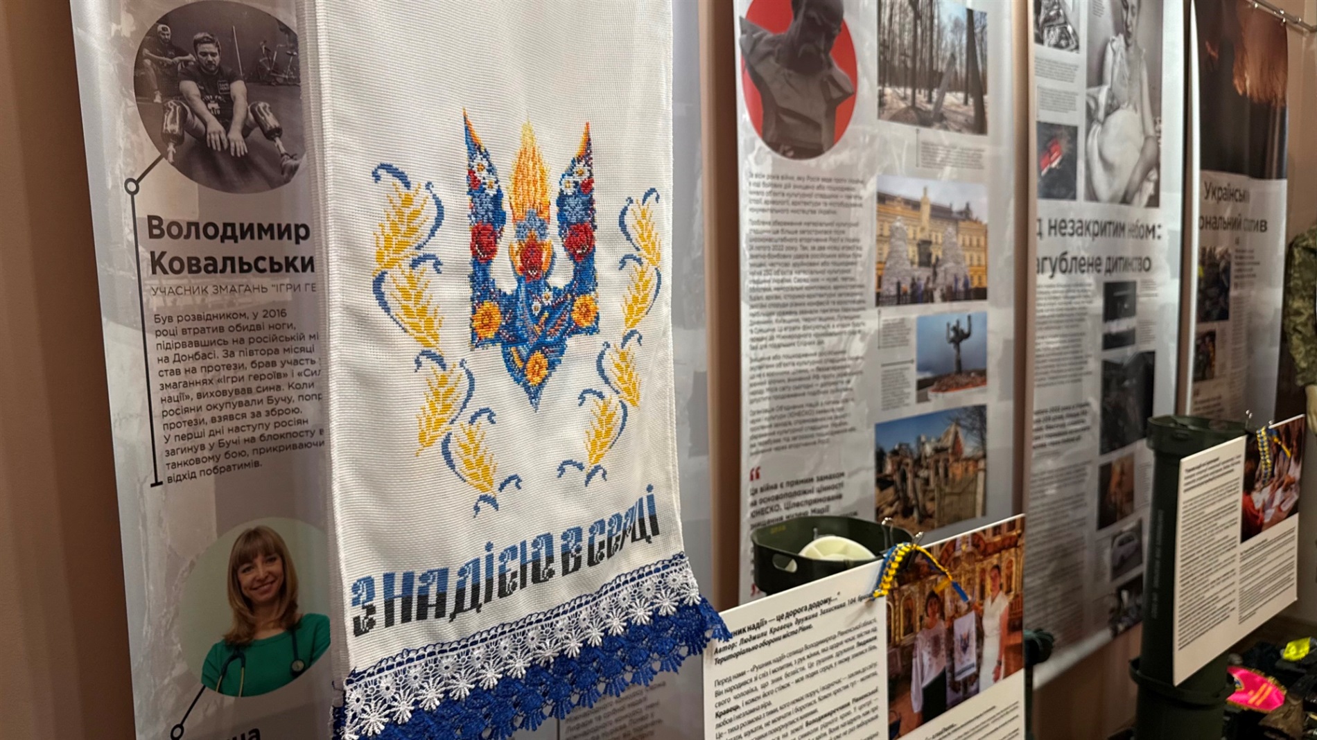 «Вишита молитва» у Сарнах: у музеї відкрили виставку «Рушників надії» з Рівненщини