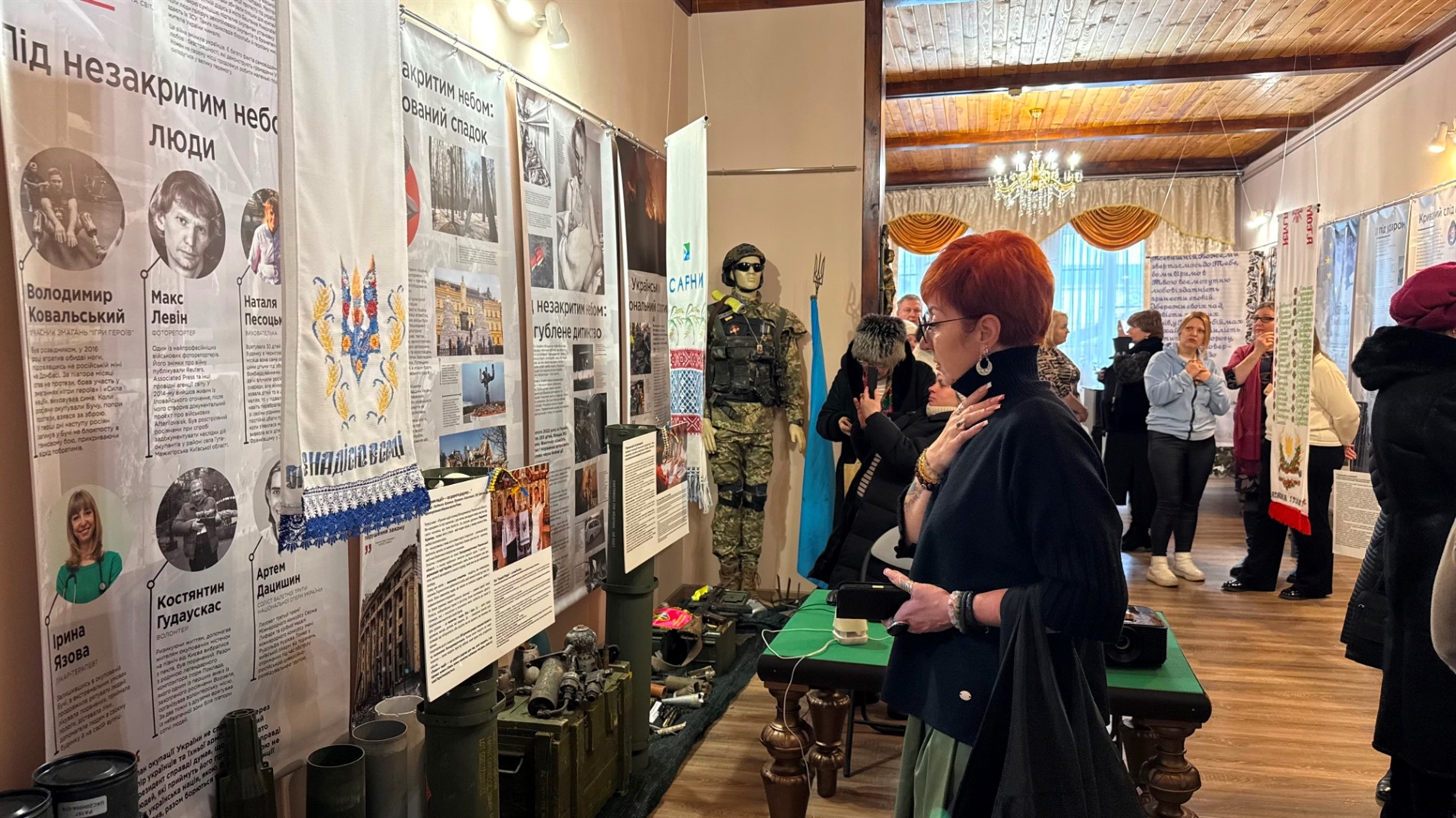 «Вишита молитва» у Сарнах: у музеї відкрили виставку «Рушників надії» з Рівненщини