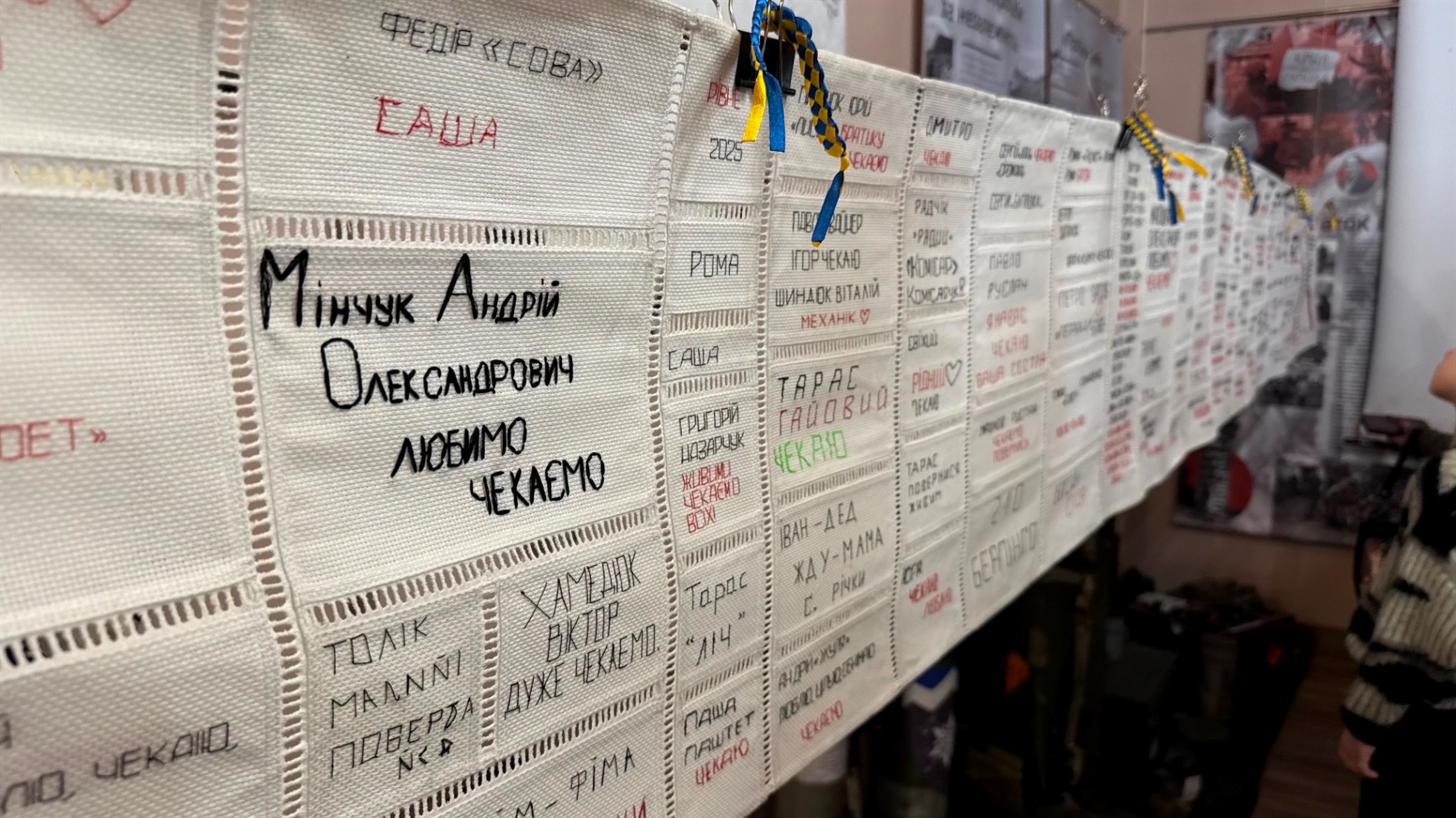 «Вишита молитва» у Сарнах: у музеї відкрили виставку «Рушників надії» з Рівненщини