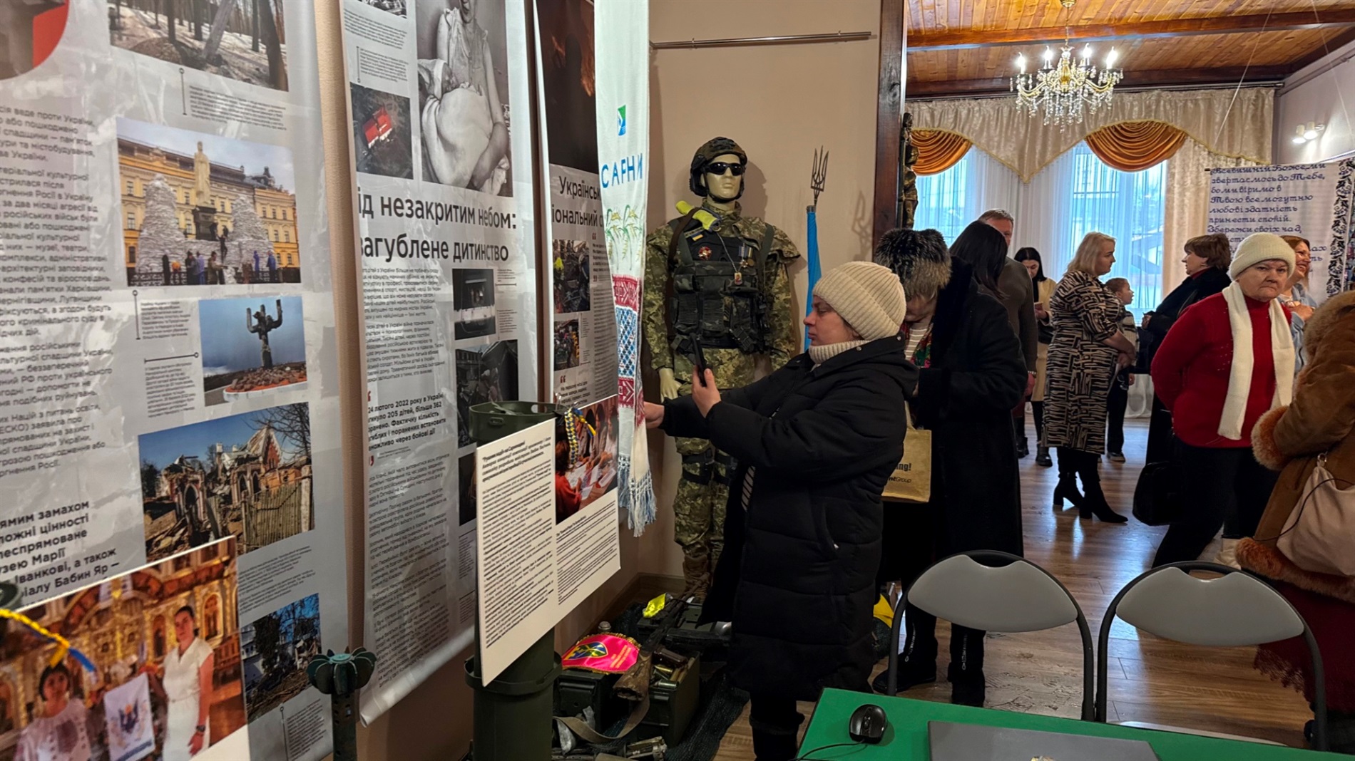 «Вишита молитва» у Сарнах: у музеї відкрили виставку «Рушників надії» з Рівненщини