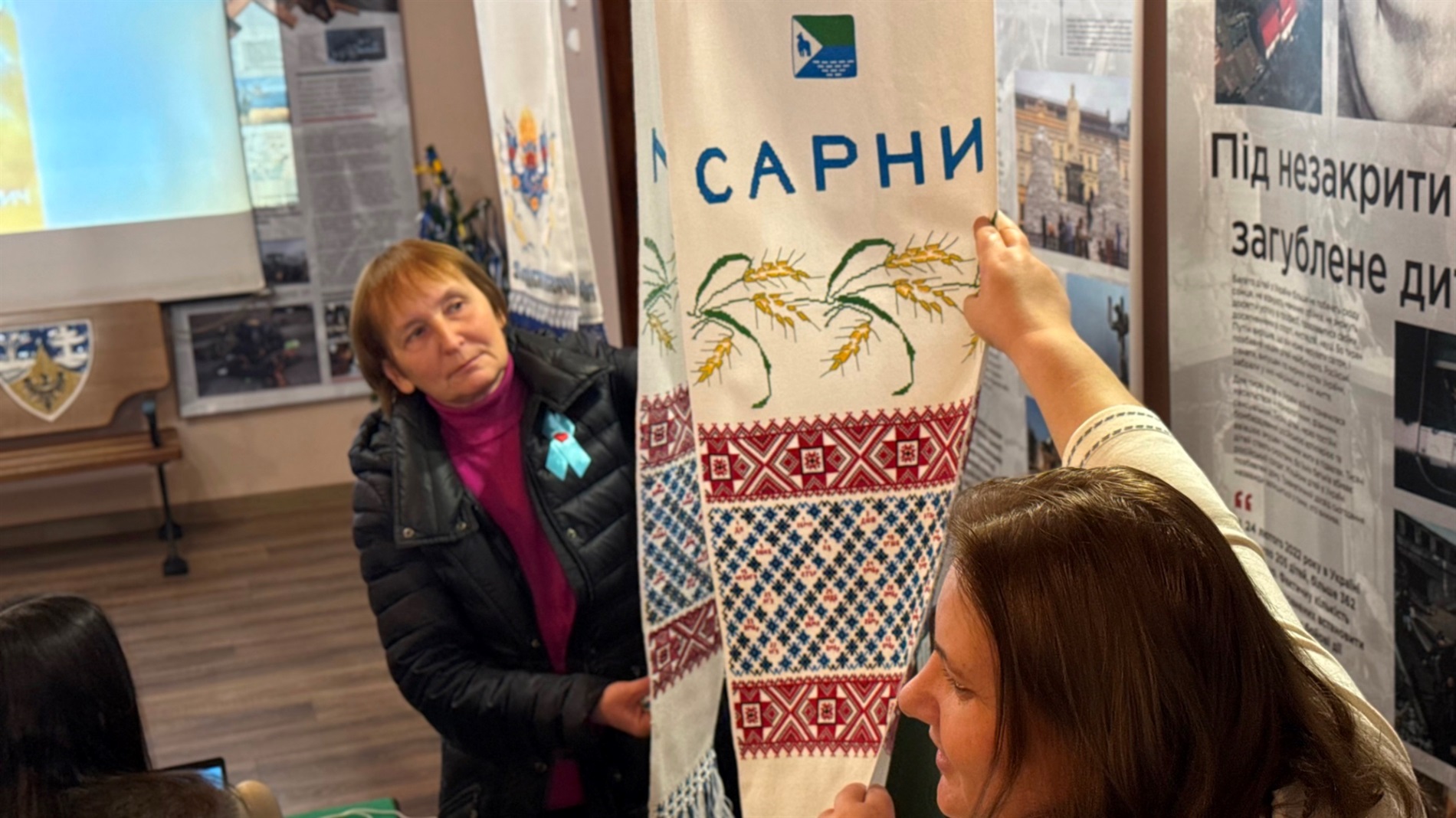 «Вишита молитва» у Сарнах: у музеї відкрили виставку «Рушників надії» з Рівненщини