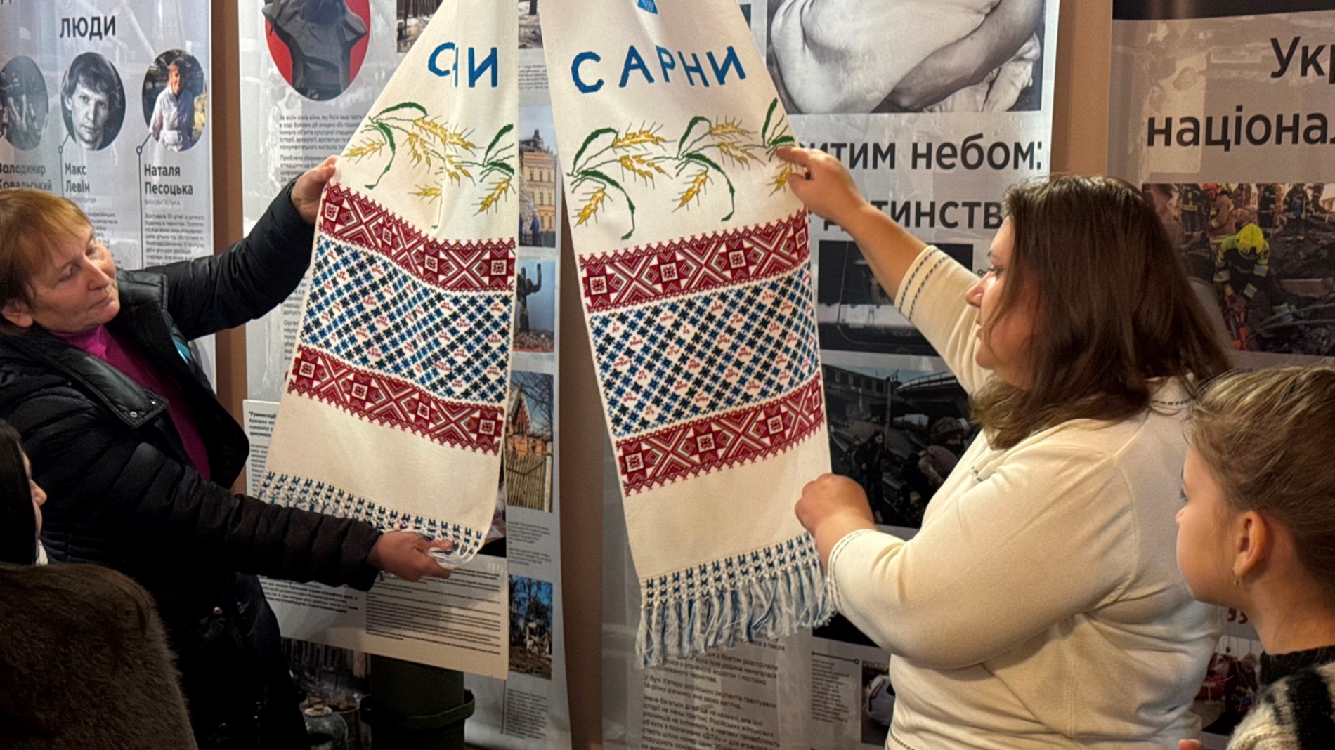«Вишита молитва» у Сарнах: у музеї відкрили виставку «Рушників надії» з Рівненщини