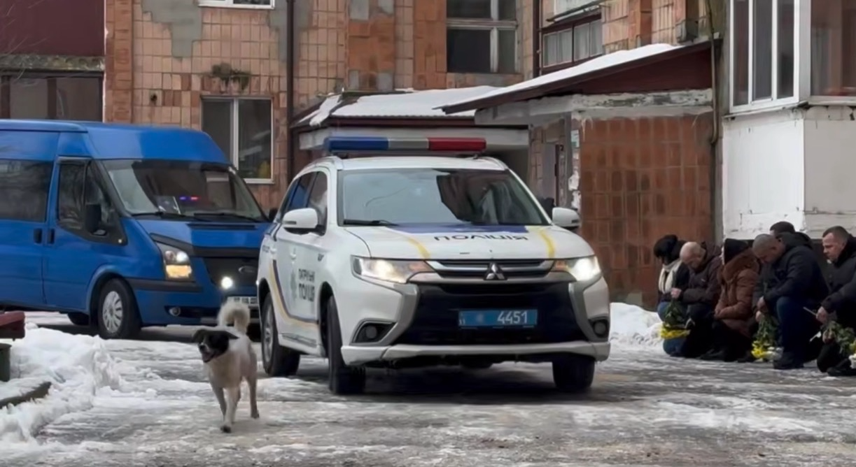 Калапуша супроводжує кортеж «На щиті».