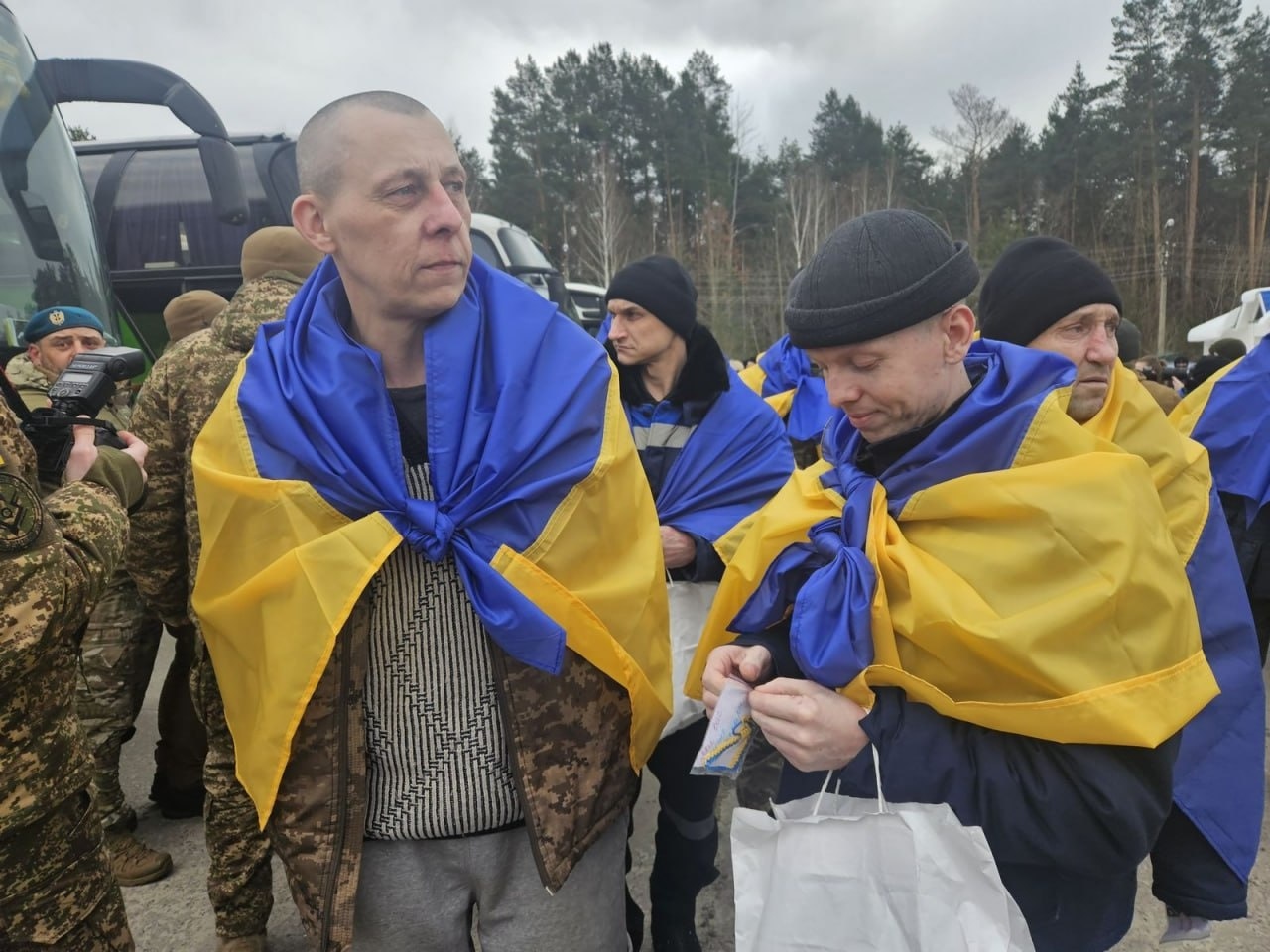 «Це найбільша кількість за всі обміни»: з полону повернули шістьох воїнів із Сарненського району