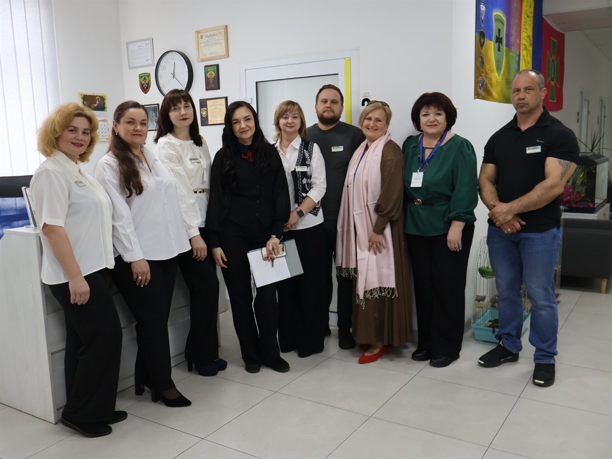 Колектив Центру психосоціальної підтримки «Життя» з гостями.