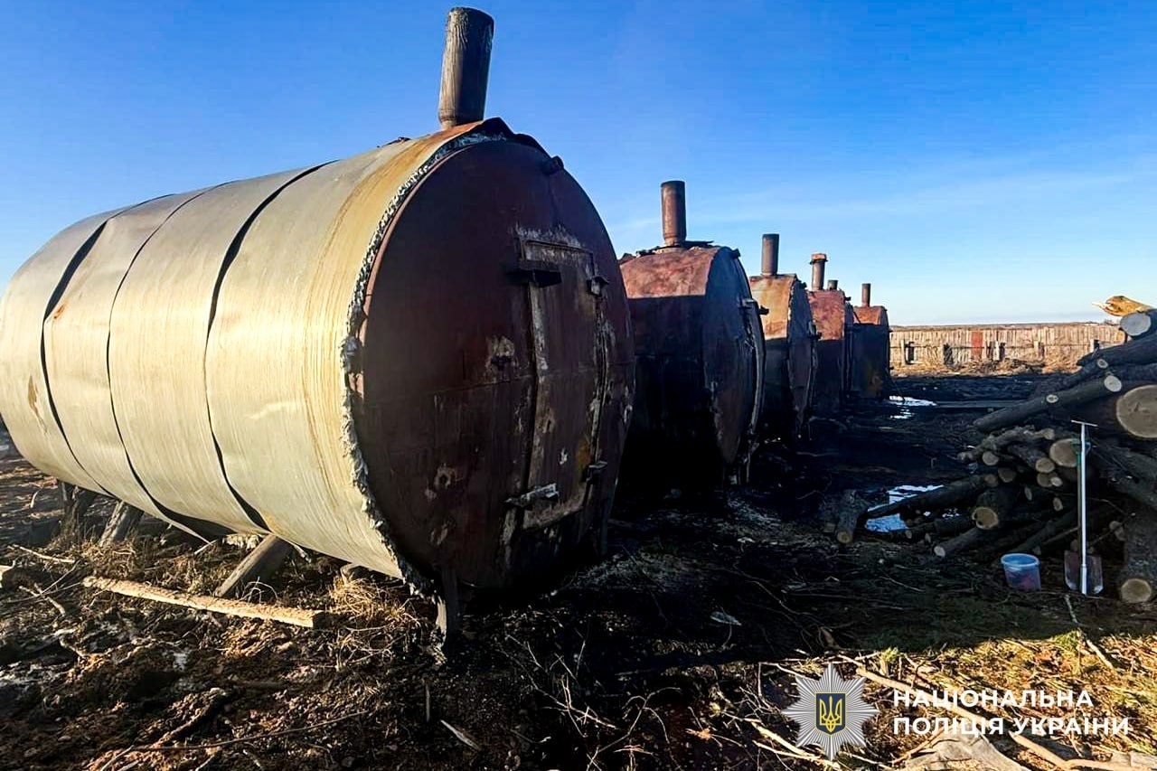 На Дубровиччині чоловік незаконно виготовляв деревне вугілля