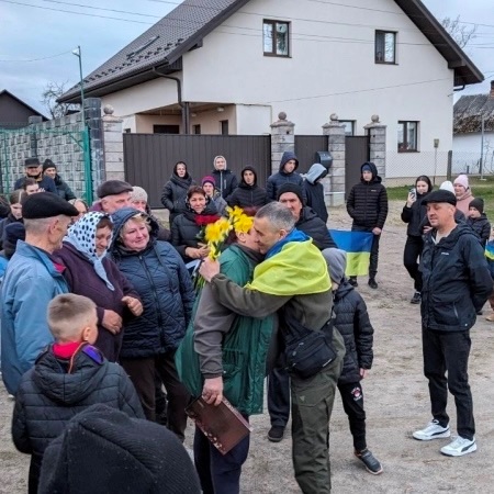Майже два роки в неволі: на Сарненщині зустріли звільненого з полону бійця