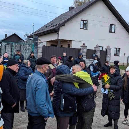 Майже два роки в неволі: на Сарненщині зустріли звільненого з полону бійця