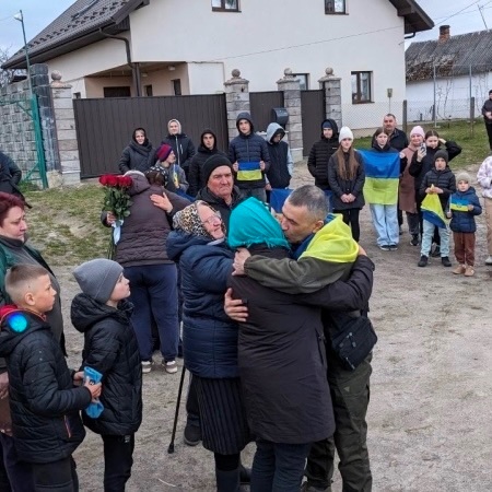 Майже два роки в неволі: на Сарненщині зустріли звільненого з полону бійця