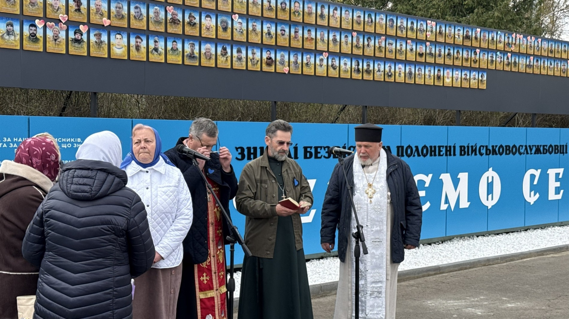 У Сарнах відкрили «Стіну надії» з портретами зниклих безвісти та полонених захисників