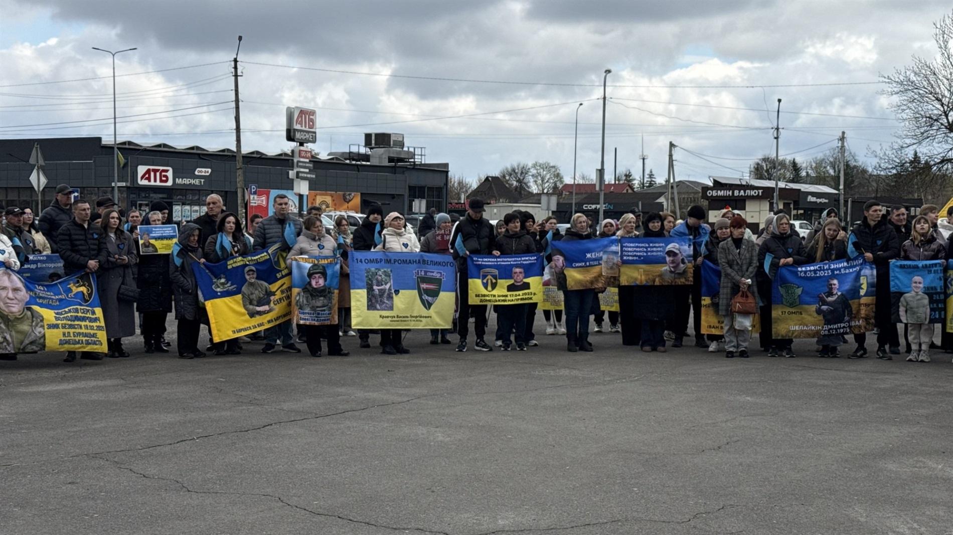 У Сарнах відкрили «Стіну надії» з портретами зниклих безвісти та полонених захисників