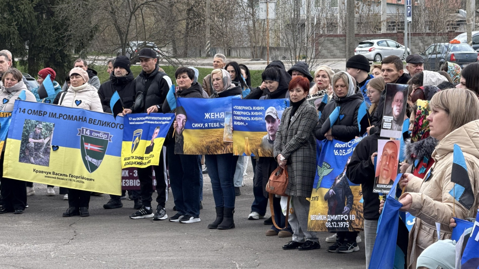 У Сарнах відкрили «Стіну надії» з портретами зниклих безвісти та полонених захисників