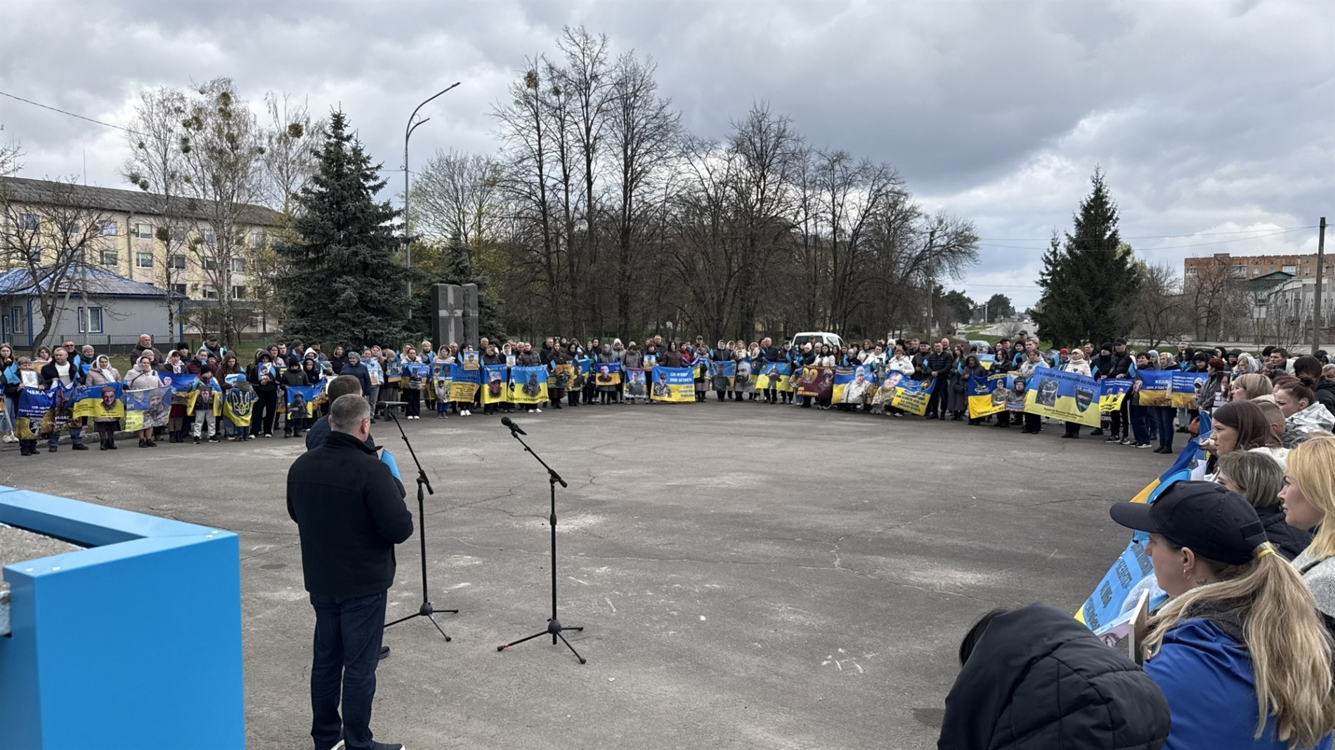 У Сарнах відкрили «Стіну надії» з портретами зниклих безвісти та полонених захисників