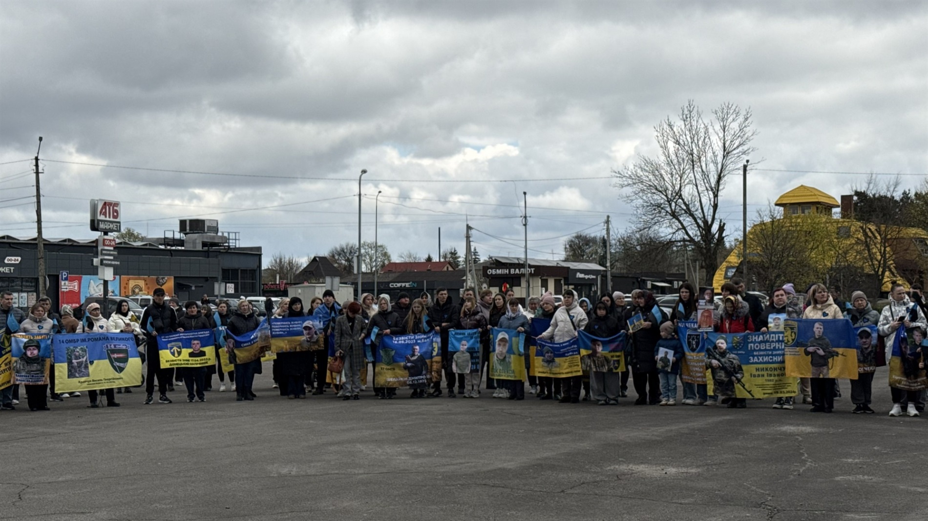 У Сарнах відкрили «Стіну надії» з портретами зниклих безвісти та полонених захисників