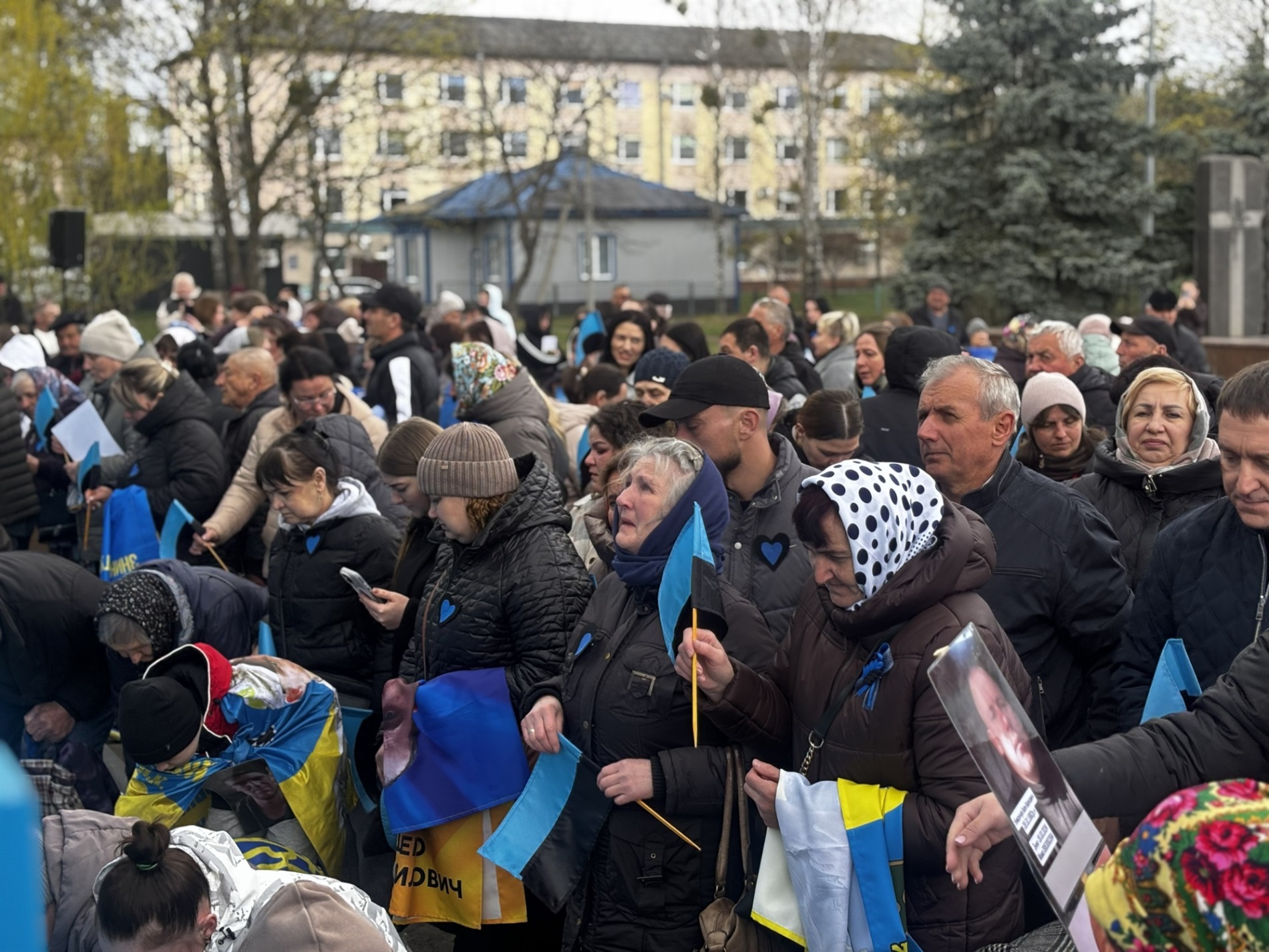 У Сарнах відкрили «Стіну надії» з портретами зниклих безвісти та полонених захисників