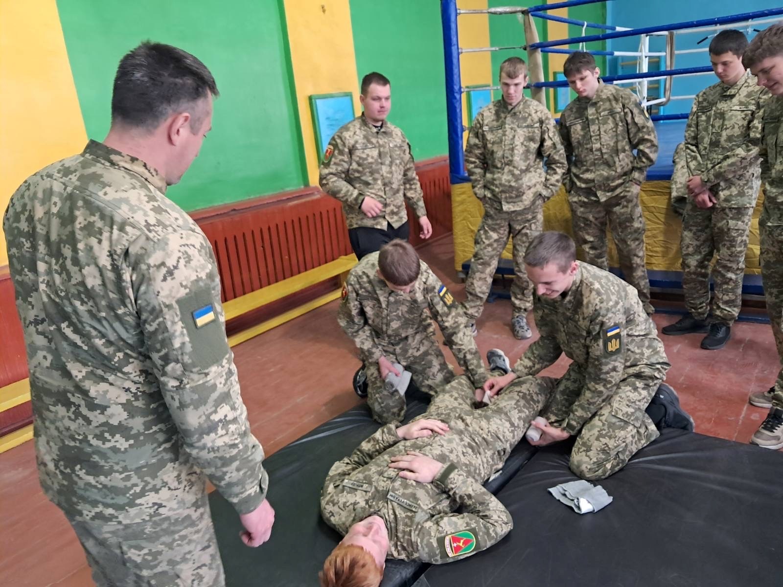 «Захист України» на практиці: у Сарнах для студентів провели тренінг із тактичної медицини