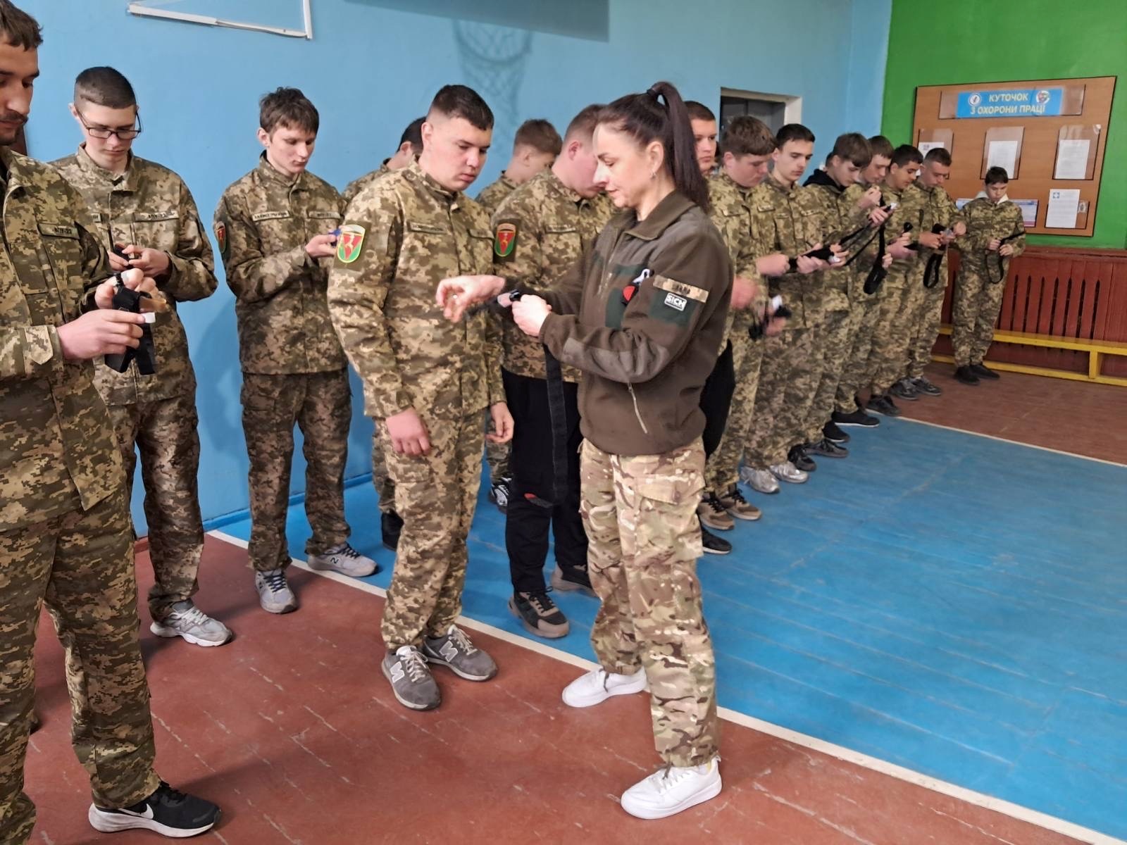 «Захист України» на практиці: у Сарнах для студентів провели тренінг із тактичної медицини