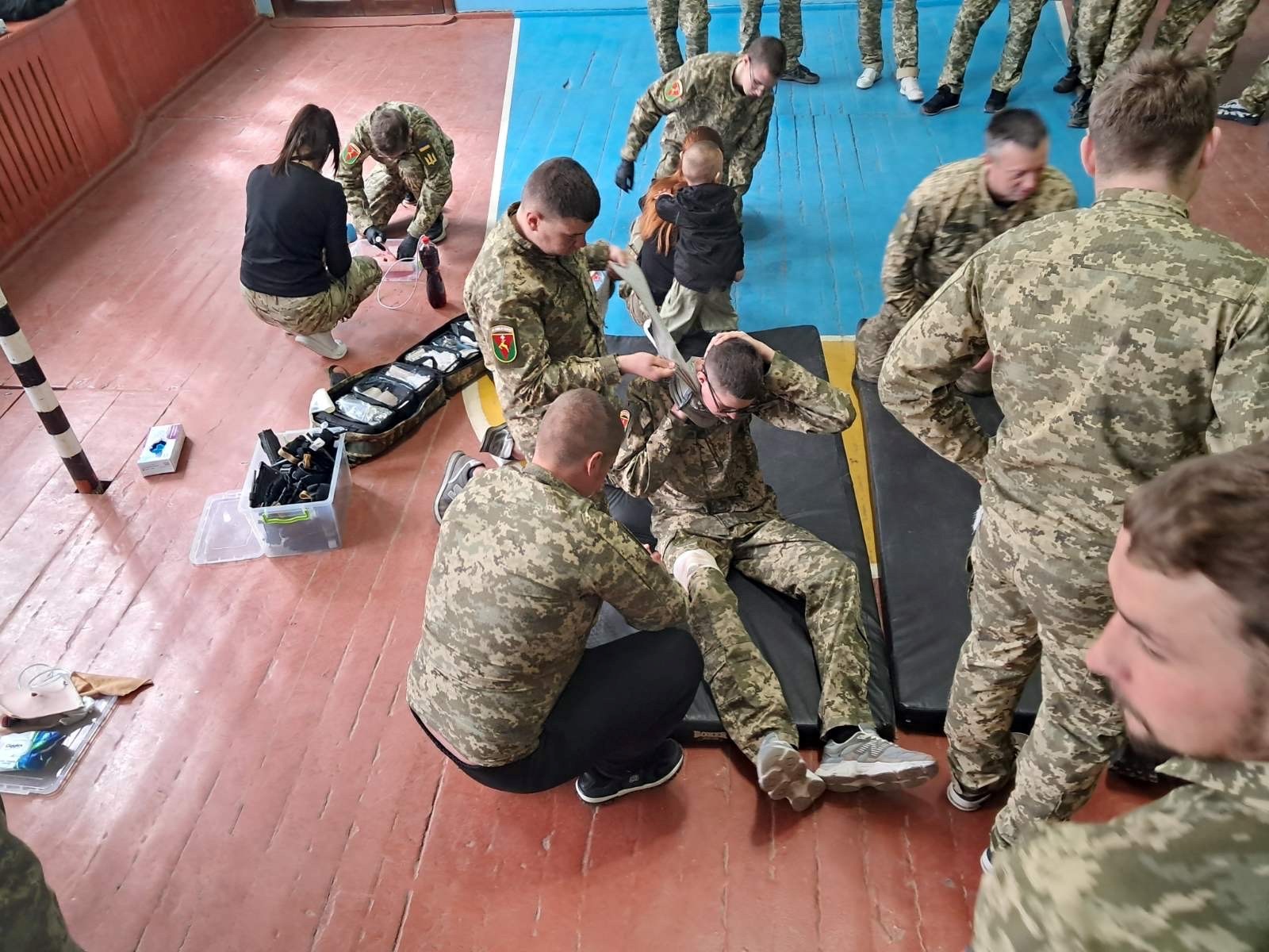 «Захист України» на практиці: у Сарнах для студентів провели тренінг із тактичної медицини