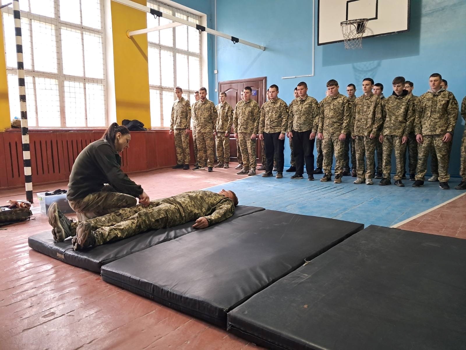 «Захист України» на практиці: у Сарнах для студентів провели тренінг із тактичної медицини