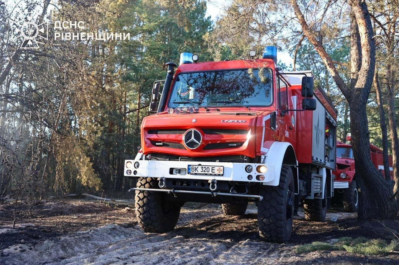 Масштабна пожежа на Сарненщині: горіли п’ять гектарів лісу та будівля