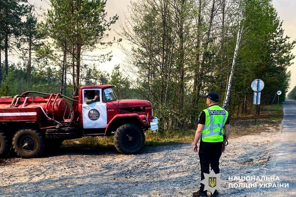 На Рокитнівщині палає ліс між селами: люди залишилися без світла