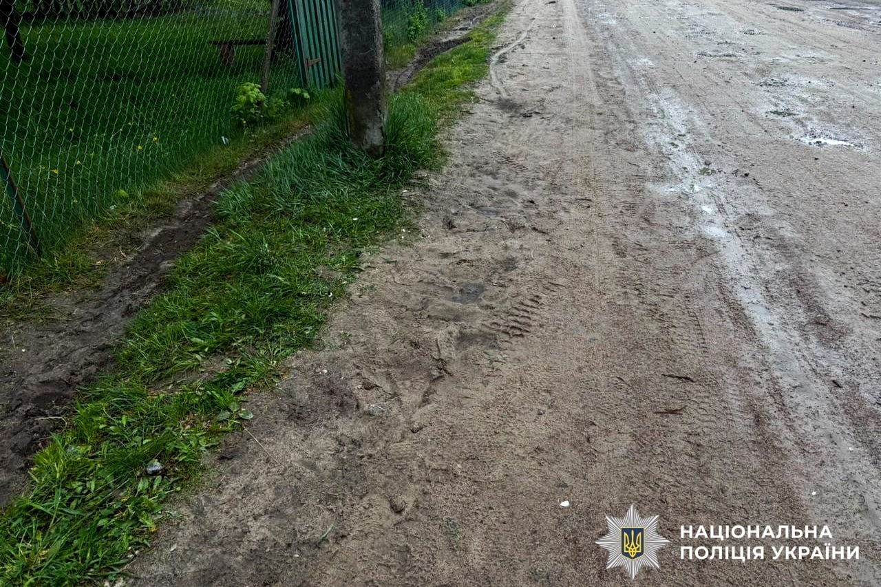 На Рокитнівщині підлітки на мотоциклі вʼїхали в електроопору: 13-річного «водія» госпіталізували