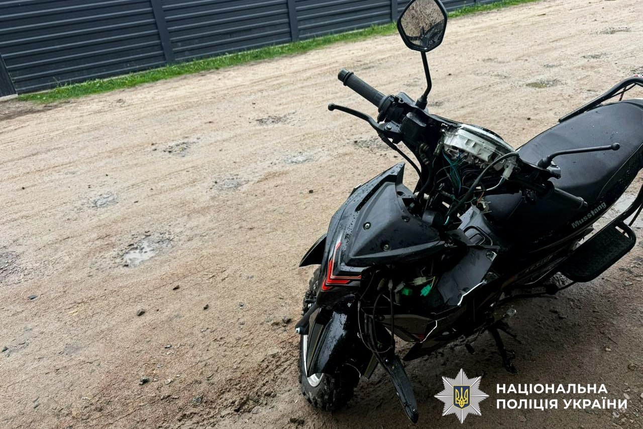На Рокитнівщині підлітки на мотоциклі вʼїхали в електроопору: 13-річного «водія» госпіталізували