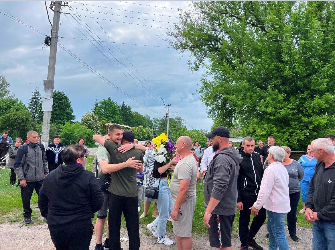 З полону — до мами: на Сарненщині зустріли звільненого захисника