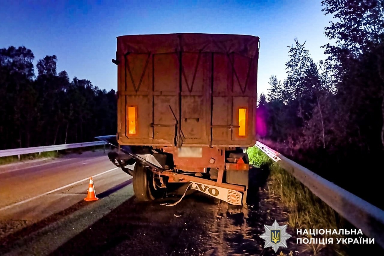 На Сарненщині зіткнулись авто і вантажівка: двоє людей загинули