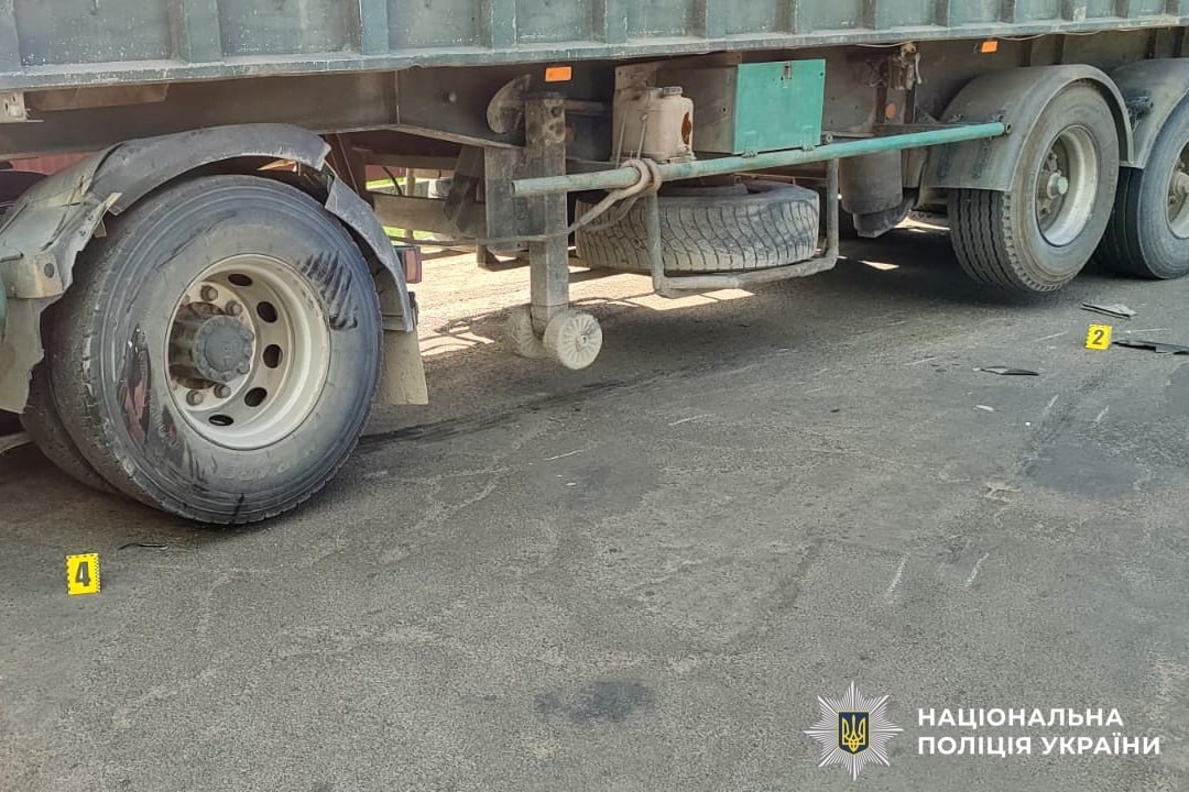 Зіткнулися з вантажівкою: на Рокитнівщині загинув 18-річний мотоцикліст, пасажира госпіталізували