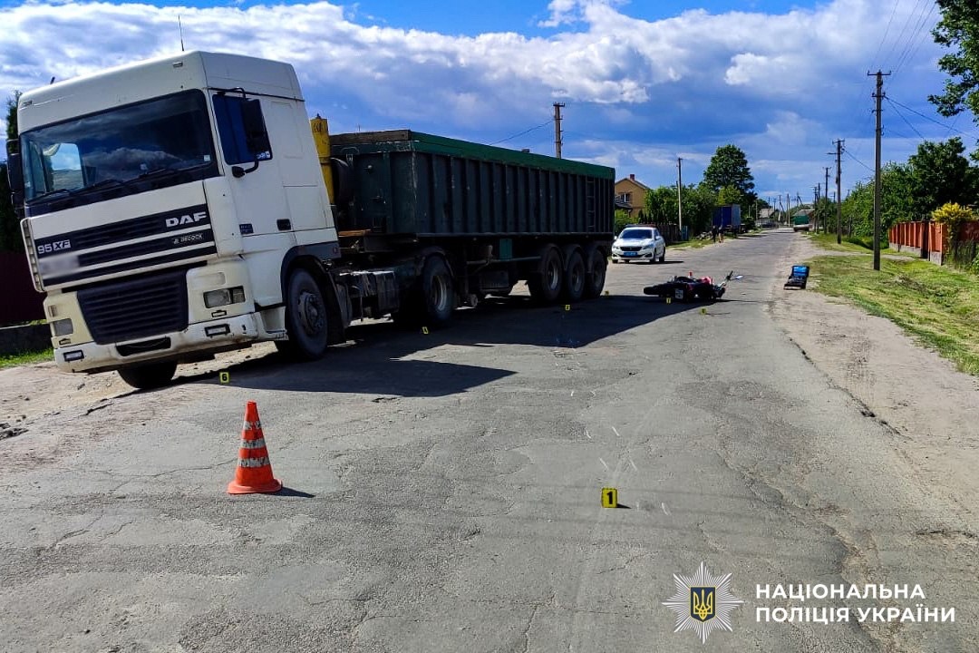 Зіткнулися з вантажівкою: на Рокитнівщині загинув 18-річний мотоцикліст, пасажира госпіталізували