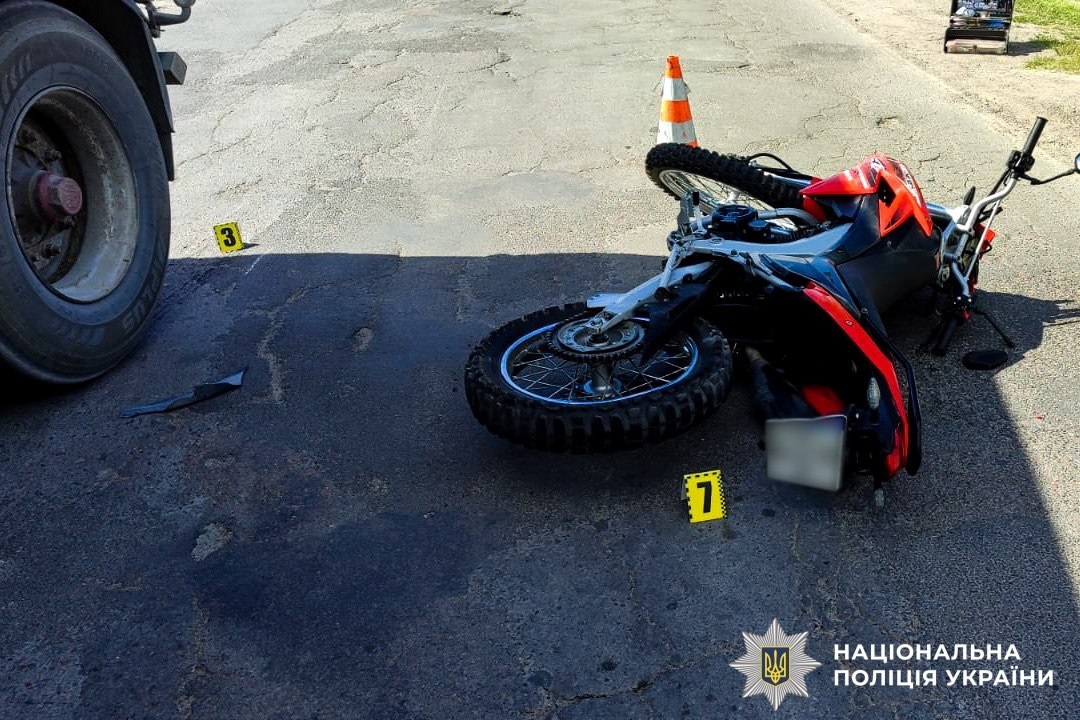 Зіткнулися з вантажівкою: на Рокитнівщині загинув 18-річний мотоцикліст, пасажира госпіталізували