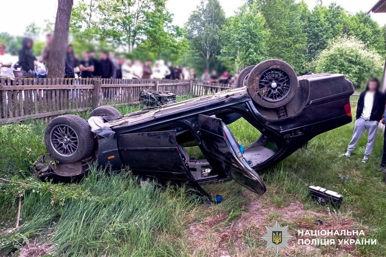 Врізалась в електроопору і паркан: у Сарненському районі неповнолітня дівчина перекинулась на авто