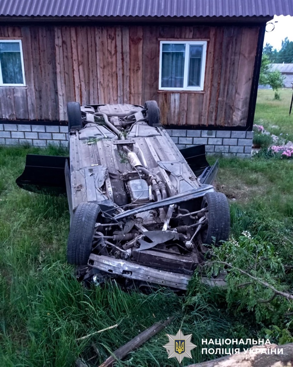 Врізалась в електроопору і паркан: у Сарненському районі неповнолітня дівчина перекинулась на авто