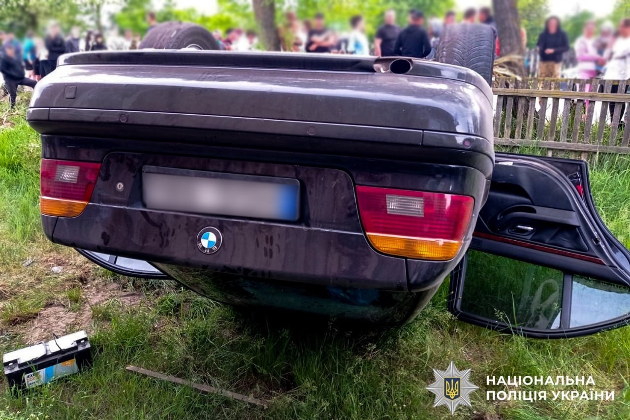 Врізалась в електроопору і паркан: у Сарненському районі неповнолітня дівчина перекинулась на авто